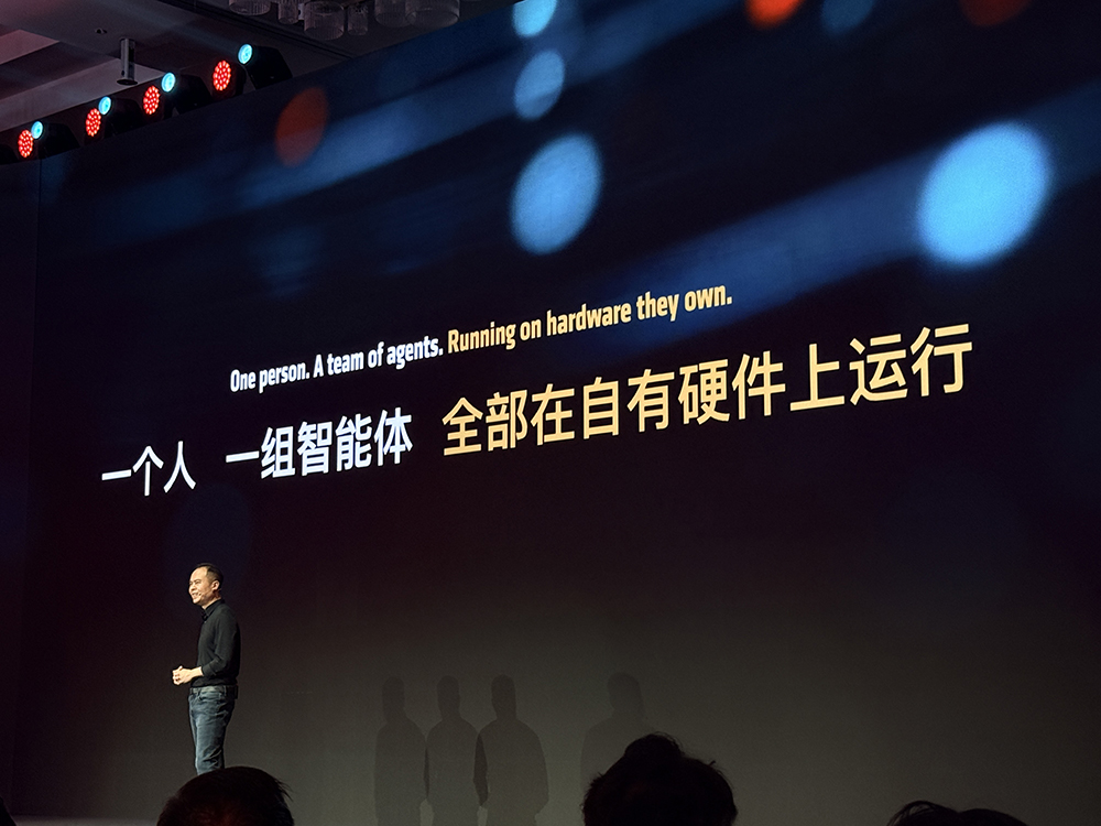 苏姿丰上海激情演讲!对谈李开复,AMD已适配小米大模型,狂赞中国AI生态