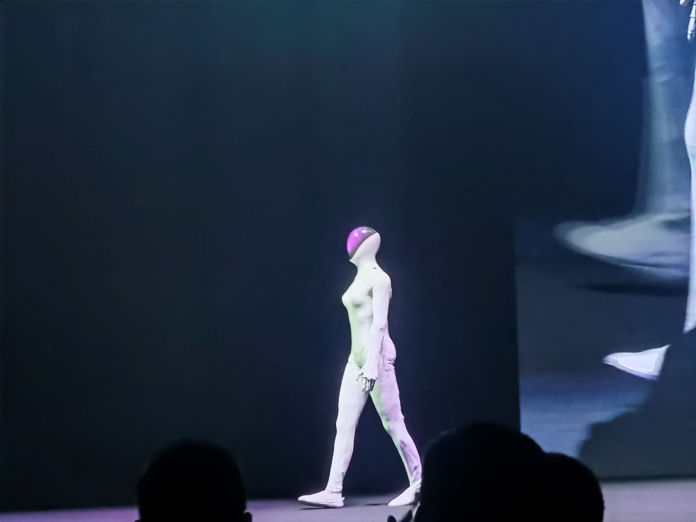 何小鹏连发四大黑科技!人形机器人走猫步上台,用户能买到的L4车型来了