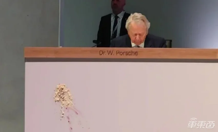 尴尬！大众汽车董事长股东大会被扔蛋糕，遭灵魂三问