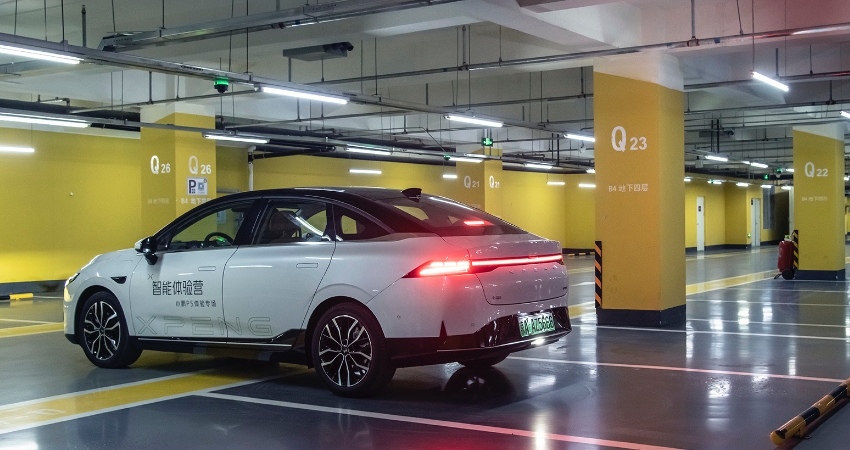 体验小鹏跨楼层记忆泊车，连跨三层泊车，1.3公里全程无接管