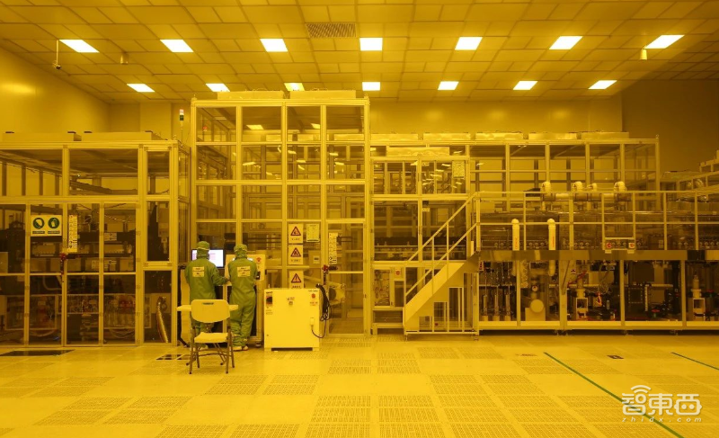 两年技术实现，6年年产280万片，柔宇如何在三星制霸的OLED领域换道超车？