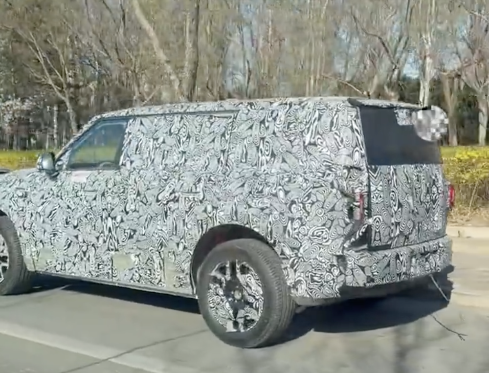 “鸿蒙智行版路虎”要来了！疑似首款方盒子车谍照曝光，或秋季上市