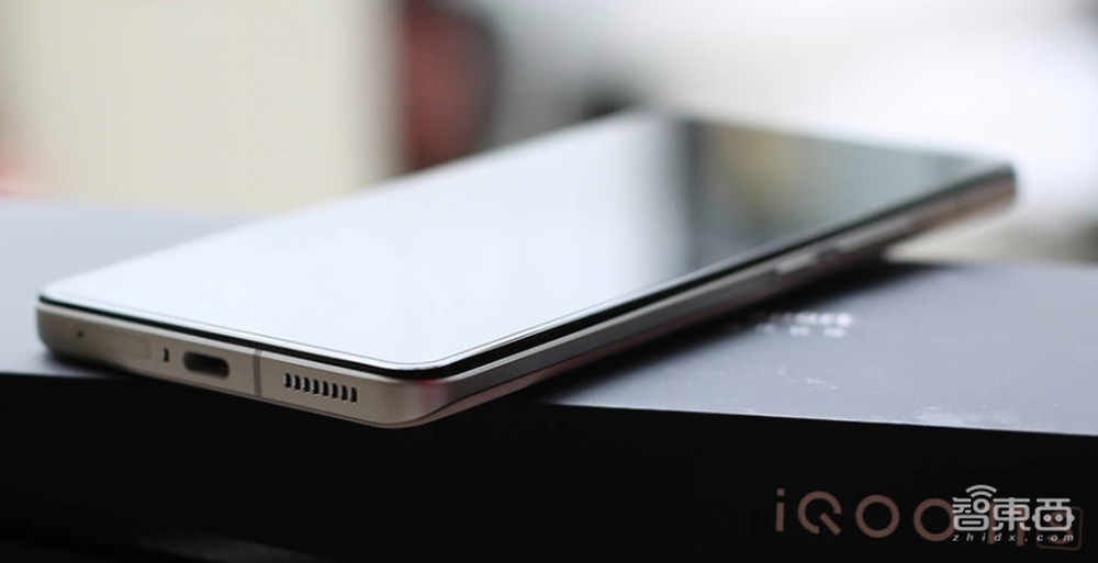 iQOO 11S深度体验：独显芯片改善清晰、流畅度，数小时重度《原神》不掉链子