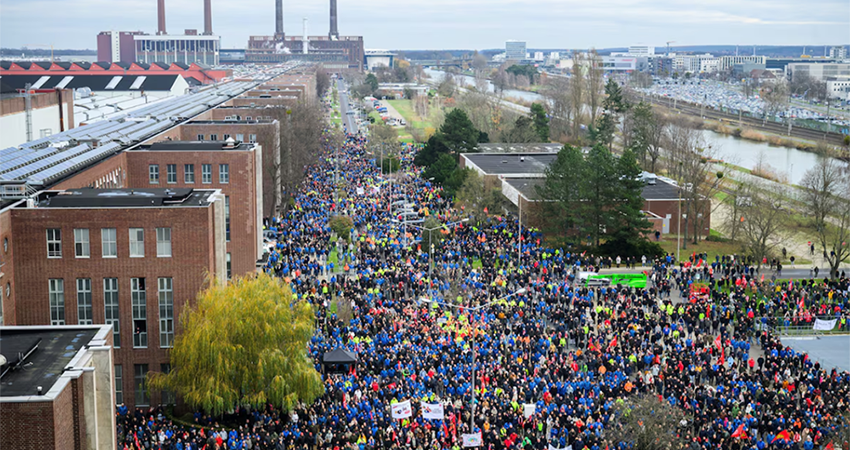 大众集团爆发大罢工！员工挤满总部广场，9大工厂停产