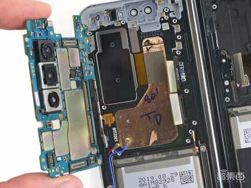 三星折叠屏拆机!大量细节调整,没扛住12万次折叠实测