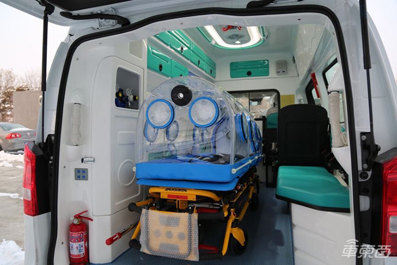 低速无人车集体上阵抗疫！扫地杀毒测体温，送药送菜真暖心