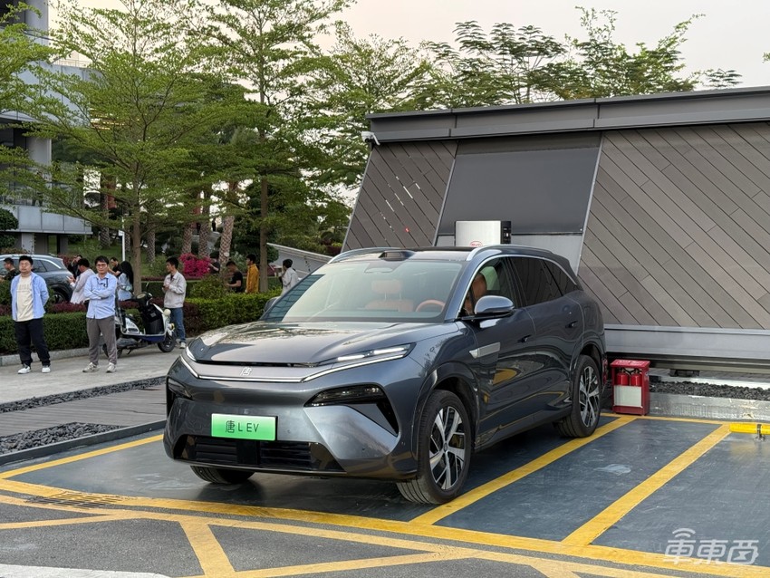 千匹马力不到30万！比亚迪再发王炸新车，兆瓦闪充全系标配