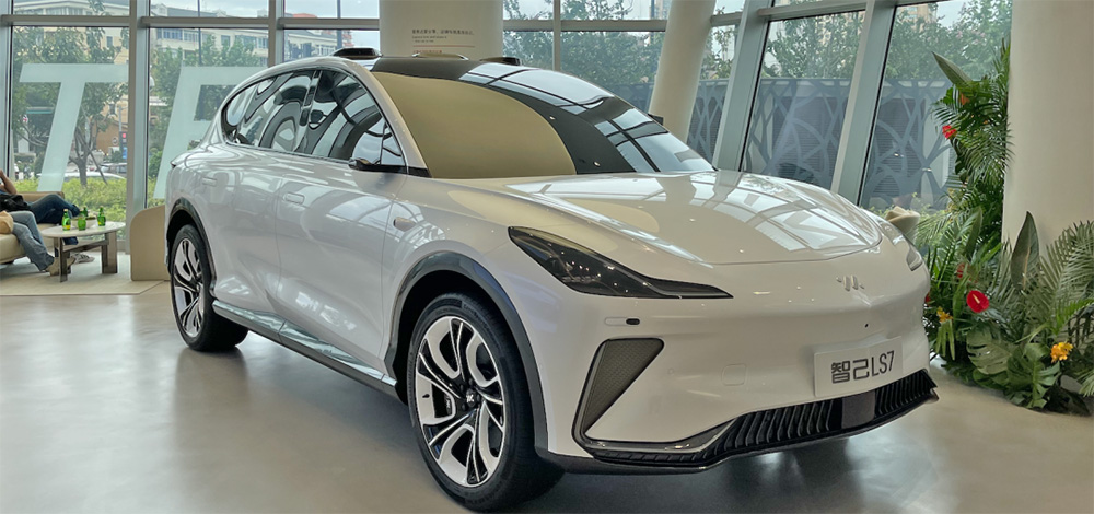 一手降低车型价格，一手布局新车型，智己汽车今年要冲击月销过万