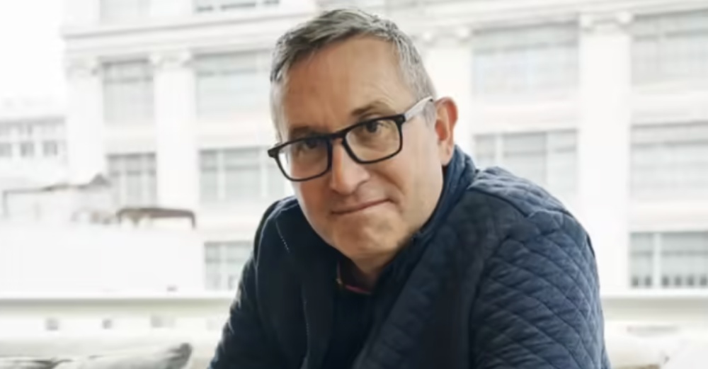 硅谷AI大佬迁徙图谱:32人易职,有人反复横跳,苹果最伤