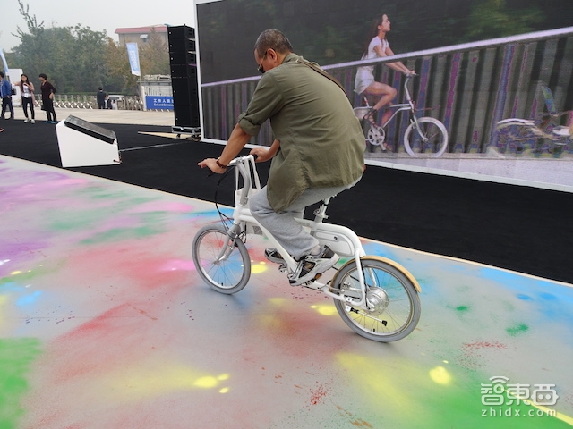 轻客推出智能电动自行车 要做内地的Gogoro?