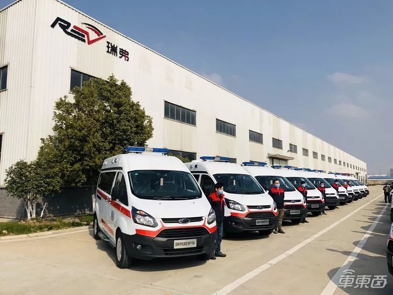 低速无人车集体上阵抗疫！扫地杀毒测体温，送药送菜真暖心