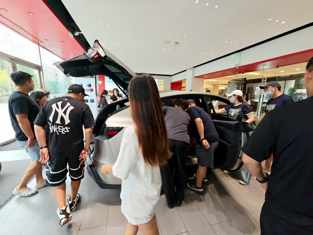 特斯拉Model Y L卖爆了!6天卖空一个月产能,工作日顾客挤爆门店,暴雨还来看车