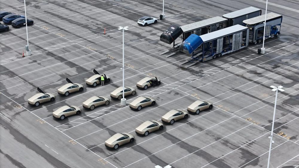 多辆特斯拉Cybercab现身工厂，量产稳步推进，道路测试已同步开始