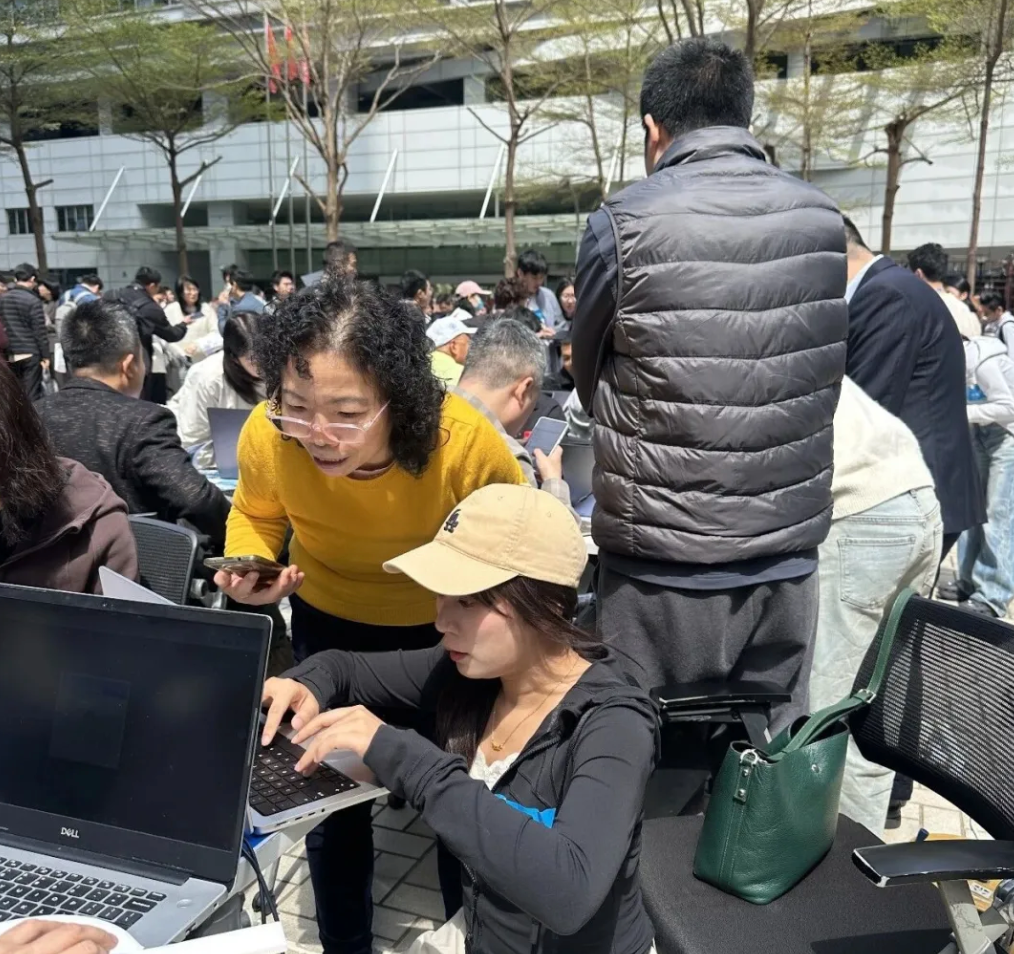 火爆!13家科技大厂抢着养龙虾,腾讯版“小龙虾”、字节版Moltbook全来了