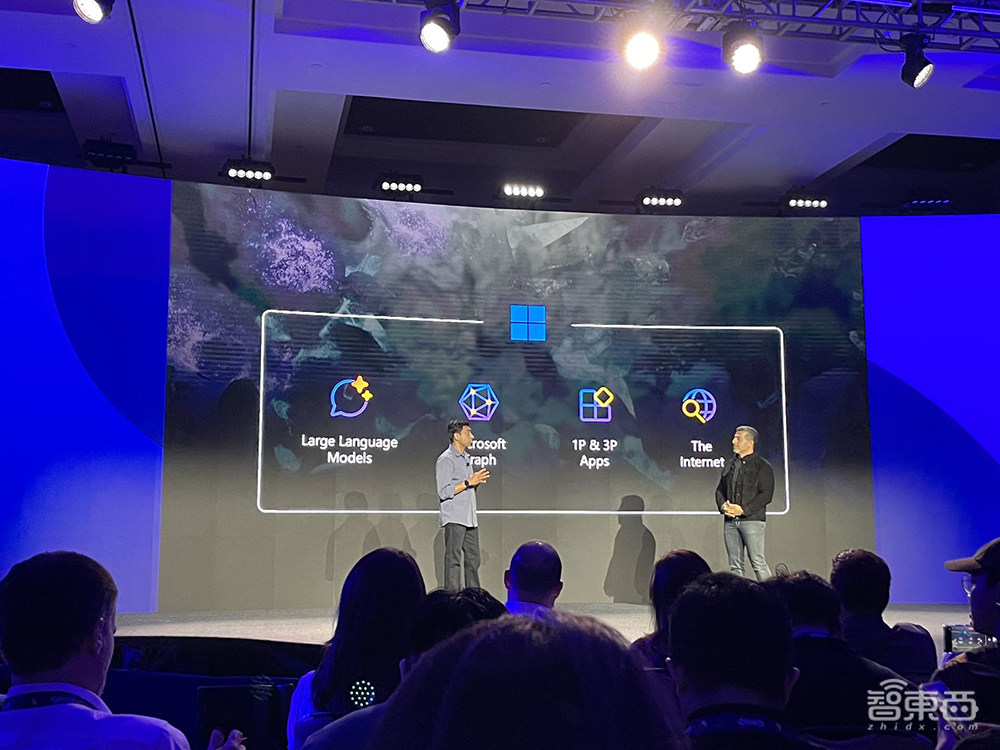 高通甩出最强芯片三件套!手机跑100亿参数大模型,PC芯片逆袭苹果英特尔