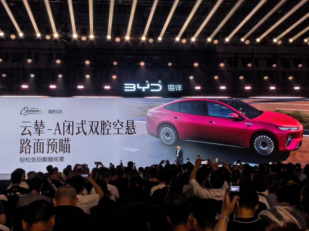比亚迪海洋旗舰家轿19.69万起开卖！云辇-A、后轮转向、天神之眼B全上车