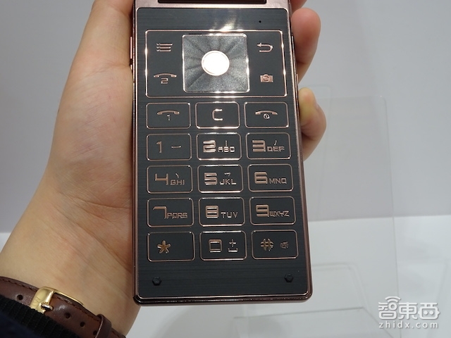 人手滑屏的时代 金立3999元推双屏+实体按键翻盖手机