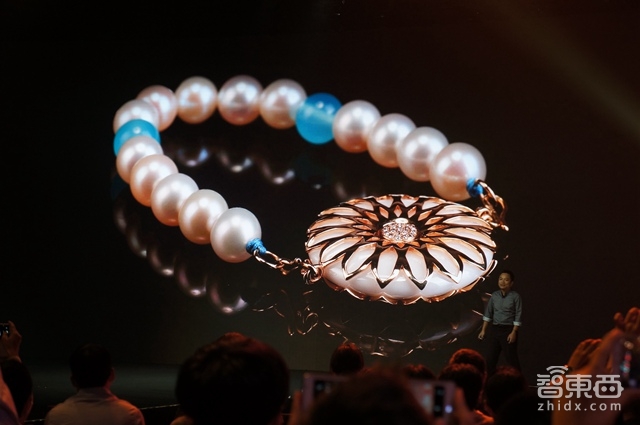 华米推299元Amazfit手环 陶瓷材质进军时尚圈