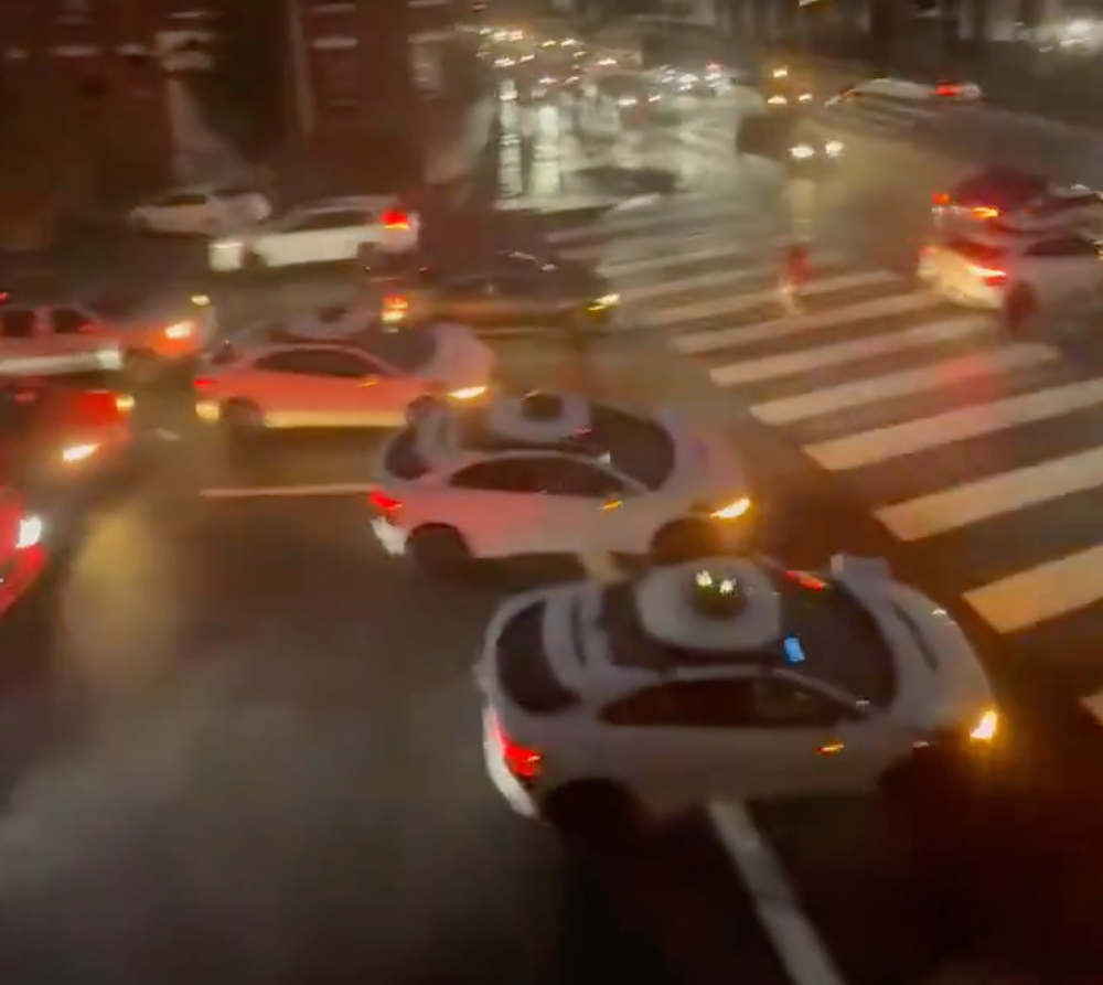 Waymo无人车闯祸了！路口集体趴窝导致堵车，有乘客被困车内数十分钟