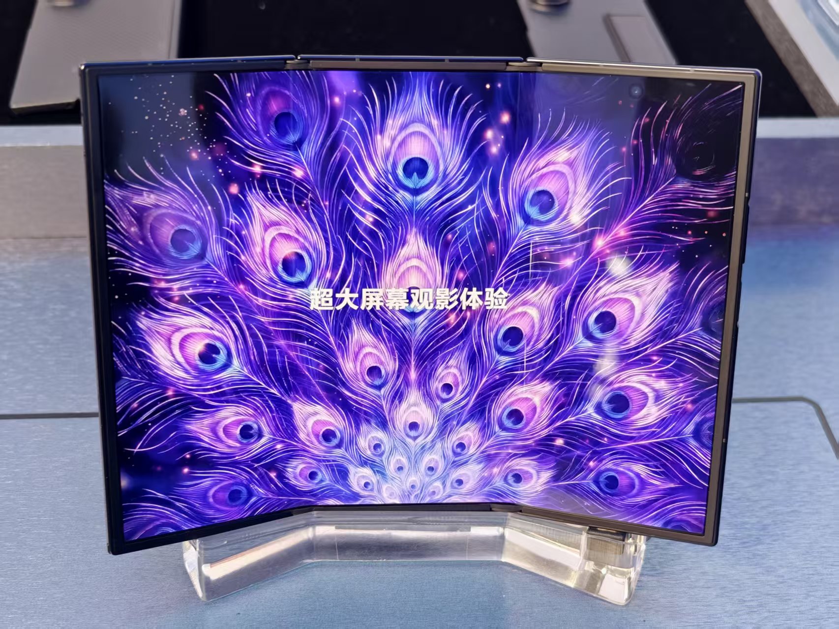 中国首秀！19999元的三星三折叠来了，真机上手体验，屏幕交互有点惊艳