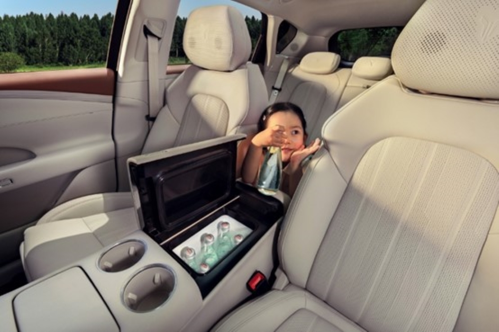 首搭华为鸿蒙座舱5！岚图FREE+座舱公开，彩电冰箱大沙发全部上车