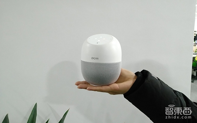 发力人工智能 DOSS打造了一款可移动智能音箱