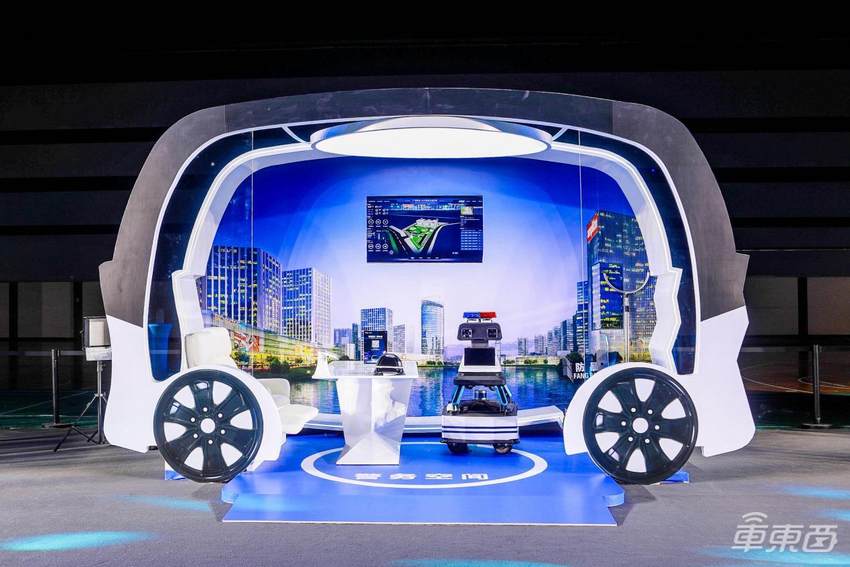 百度Apollo第二代无人小巴发布!全车共升级155处,还配备了AR车窗