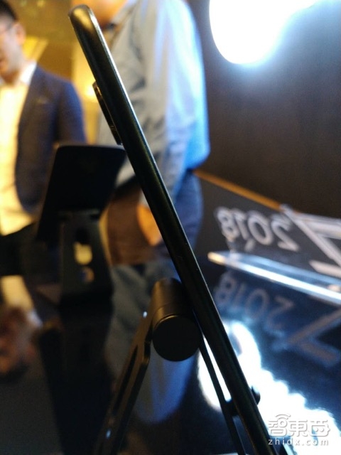 整套售价9999! 这是联想最贵最硬的MOTO手机