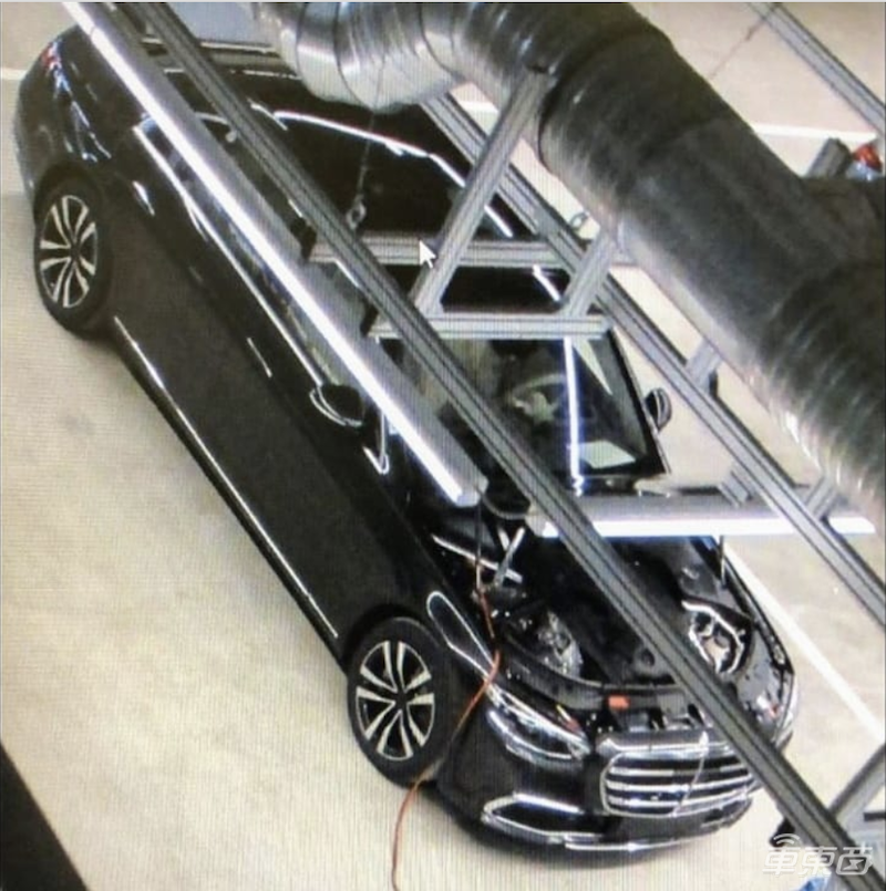 奔驰EQS中控内饰曝光 车内竟安装两台“平板电脑”！