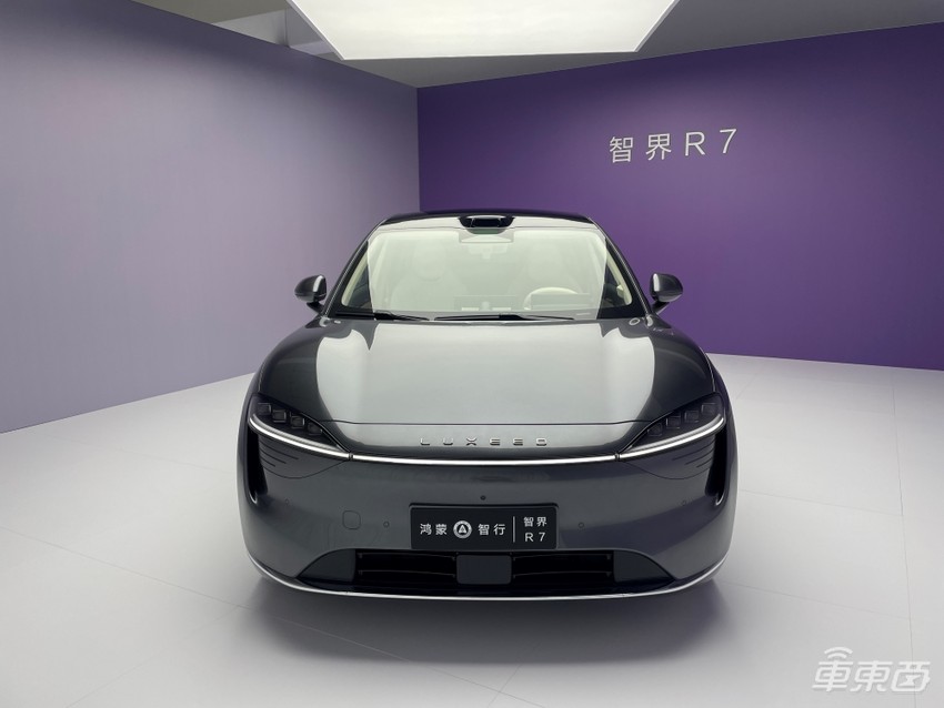 智界R7剑指特斯拉Model Y！敲敲logo就能打开前备厢，内部空间巨能装