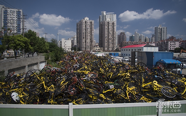 触目惊心的共享单车坟场!几十万辆被弃荒野无人管!