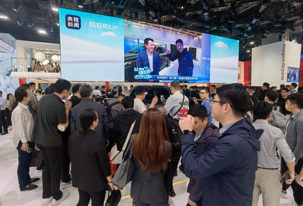 上海车展首日：雷军没来小米展台仍爆满，余承东预言新车“大爆”，何小鹏忙着遛“人”