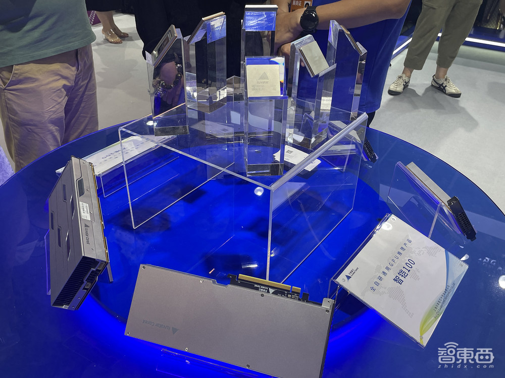 大模型乱斗，AI芯片狂欢