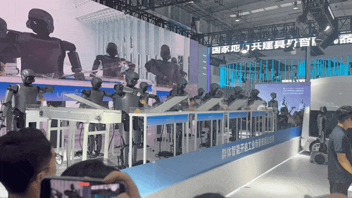 最贵97万搬回家,人形机器人天团涌入北京!暴走2万步玩命逛完,亮点都在这了