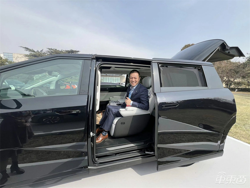 余承东当面称智驾体验比小鹏好!何小鹏首曝15万元新车!百人会首日大佬齐放狠话