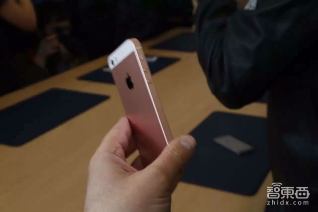 苹果iPhone SE发布现场真机美图