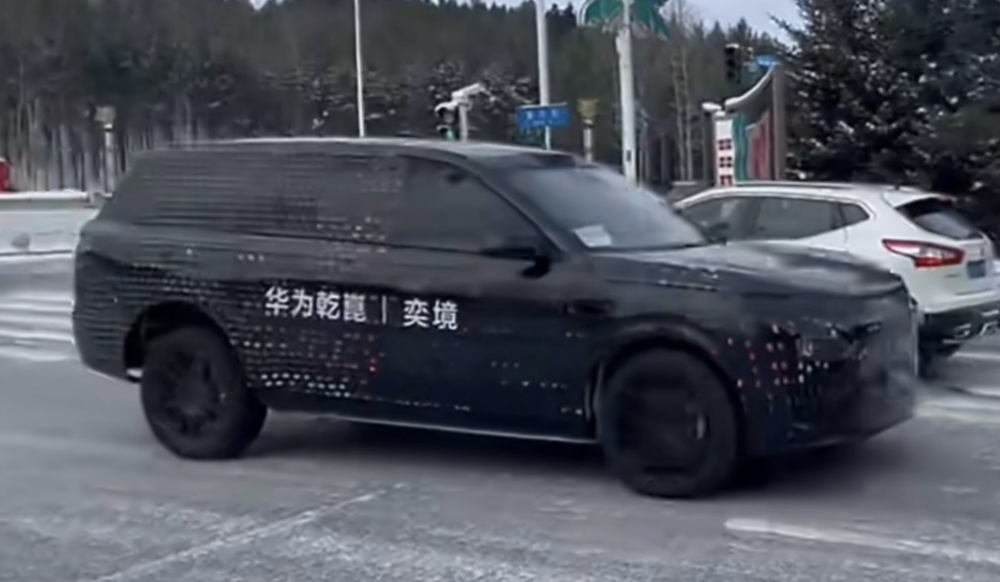 华为东风首款“境”系列新车谍照曝光！乾崑“全家桶”或上车，余承东刚带队拜访东风