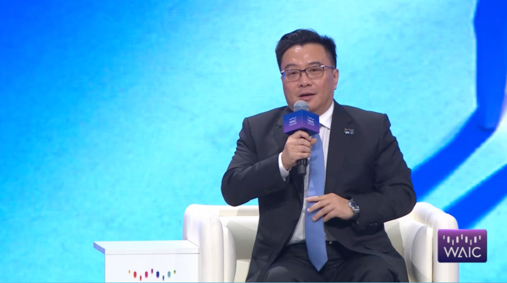 诺奖得主Hinton中国首讲,金句频出:人类或是大语言模型!一文看尽WAIC开幕式干货