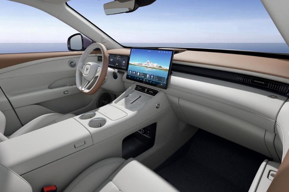 首搭华为鸿蒙座舱5!岚图FREE+座舱公开,彩电冰箱大沙发全部上车