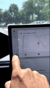 特斯拉新款Model S交付!马斯克飙车助兴,车内还装了个“PS5”