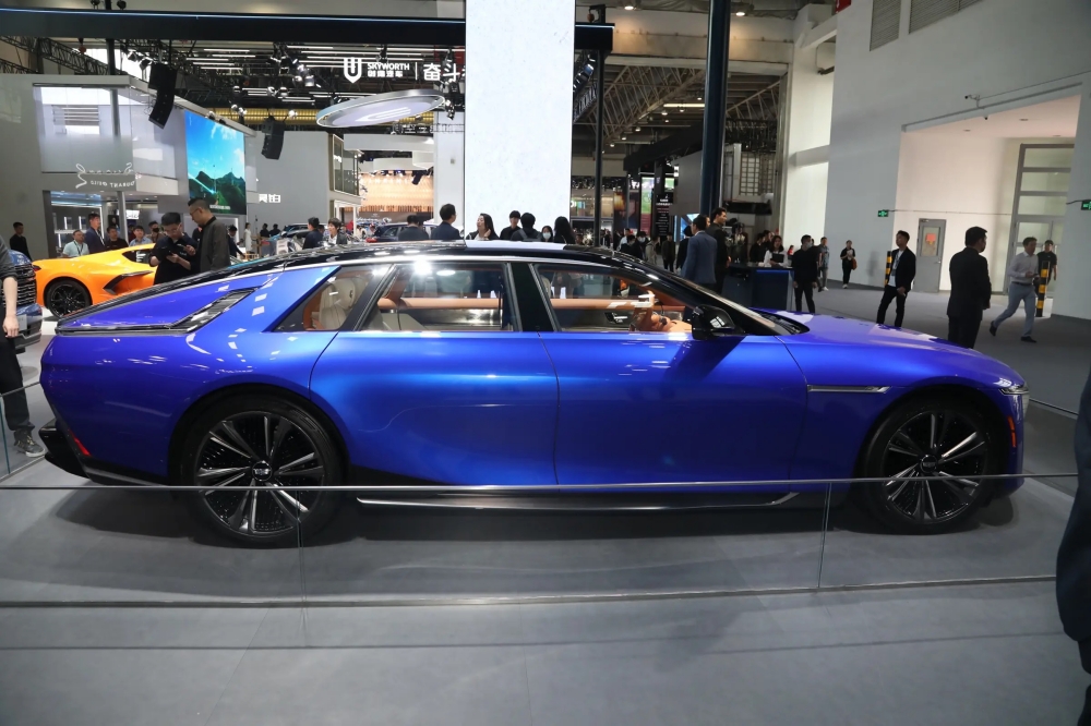 凯迪拉克超豪华电动旗舰交付！214万起售，对标劳斯莱斯闪灵