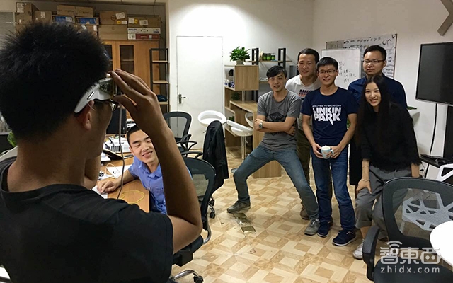 从小米离职创业 8个月量产AR眼镜 他如何做到?