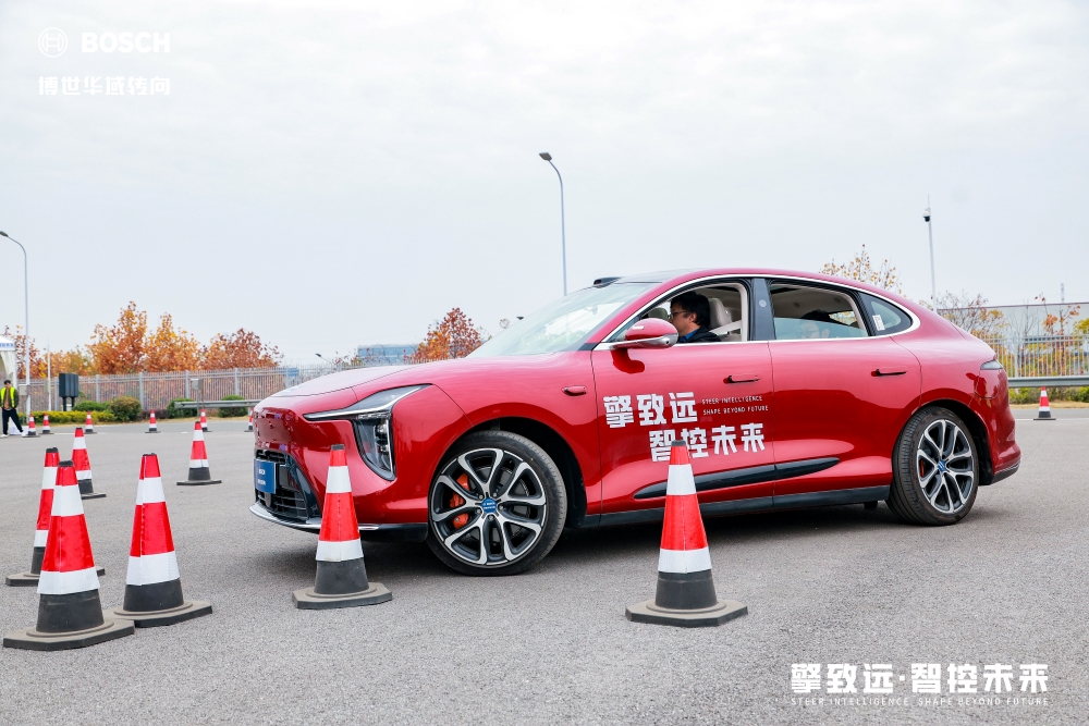 实测博世华域全域转向技术:线控+后轮转向成新趋势,汽车行业基础正在重构