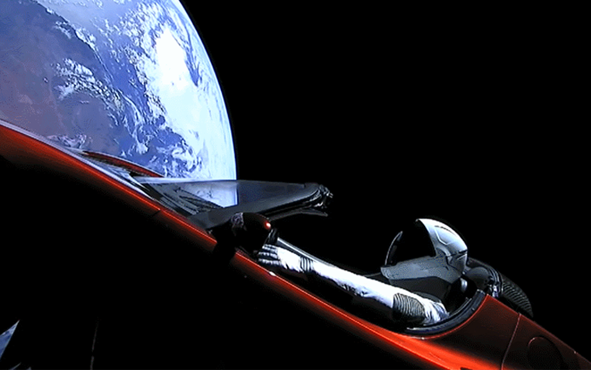 六大车企变身太空大镖客！特斯拉发射超跑，通用造月球车，克莱斯勒玩过火箭