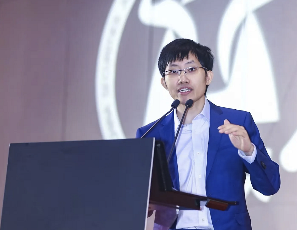 AI权力榜洗牌:梁文锋、任正非、王兴兴和黄仁勋,一起上榜了,华人力量攀升!