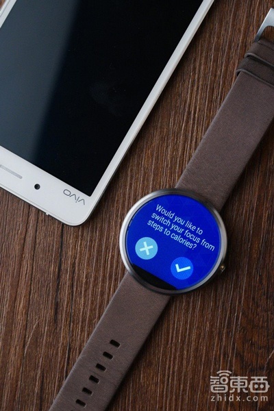 重量级比拼:Apple Watch对比Moto 360