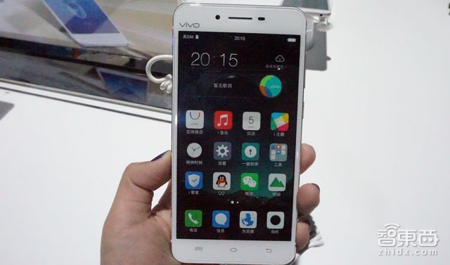 智東西晚報(bào)：年內(nèi)VR行業(yè)標(biāo)準(zhǔn)或?qū)⒊雠_(tái) 夏普發(fā)布萬元機(jī)器人智能機(jī)