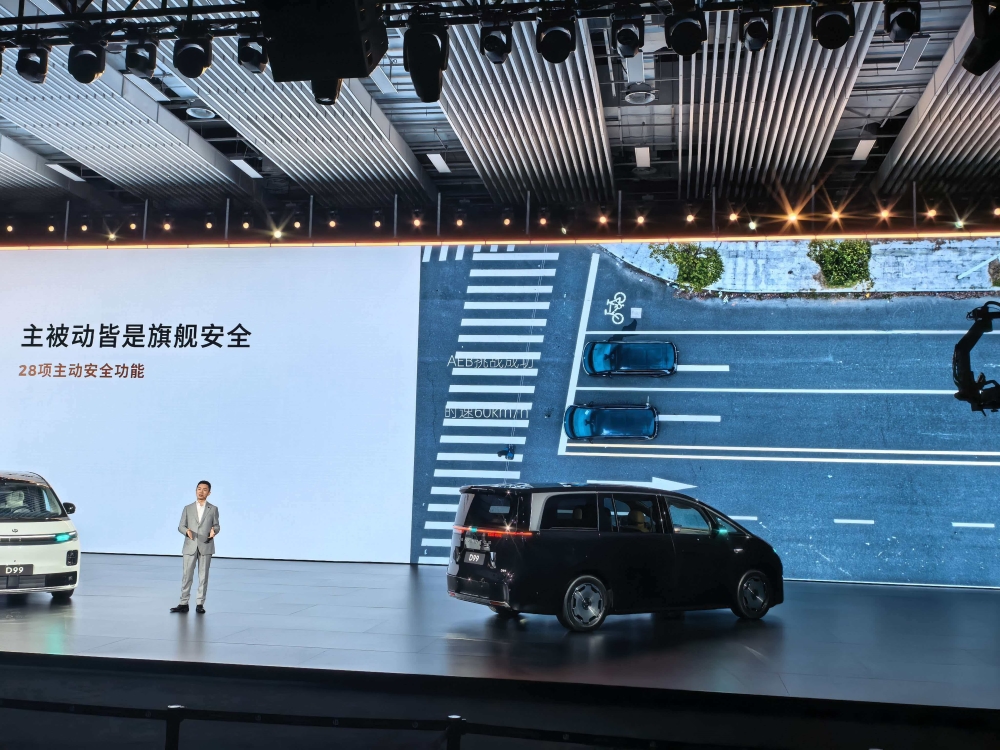 25万入手旗舰MPV！零跑又掀桌子了，朱江明喊话对标埃尔法