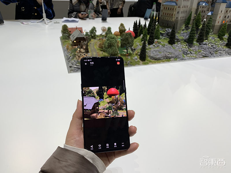 OPPO公布Reno系列首款新机:潜望镜头10倍光变,标准版2999起!