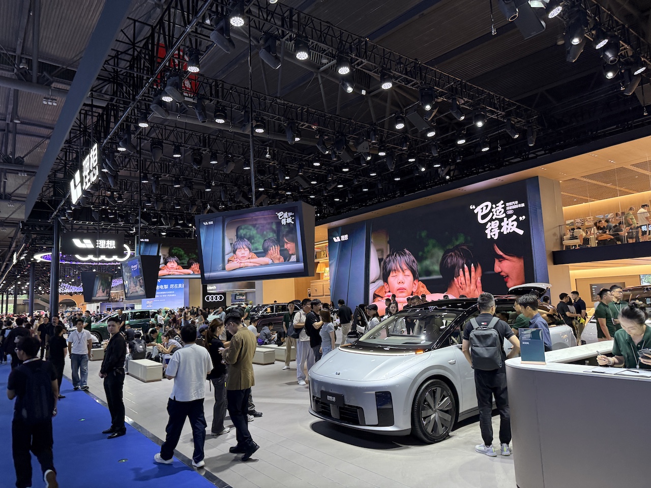 洋豪品牌一个没来！国产车价格战现场开打，暴走3万步看成都车展六大真相